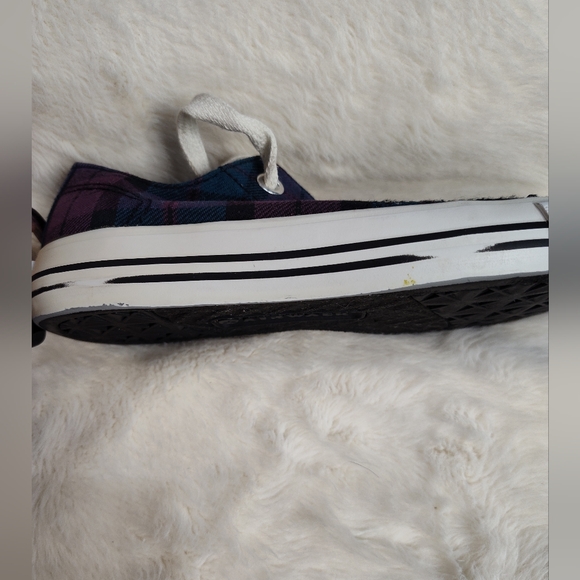 Airwalk Purple And Blue Plaid Canvas Sneakers with White Laces - Picture 16 of 16